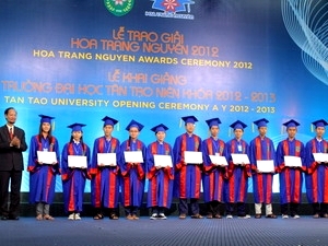 Premian a alumnos y estudiantes sobresalientes